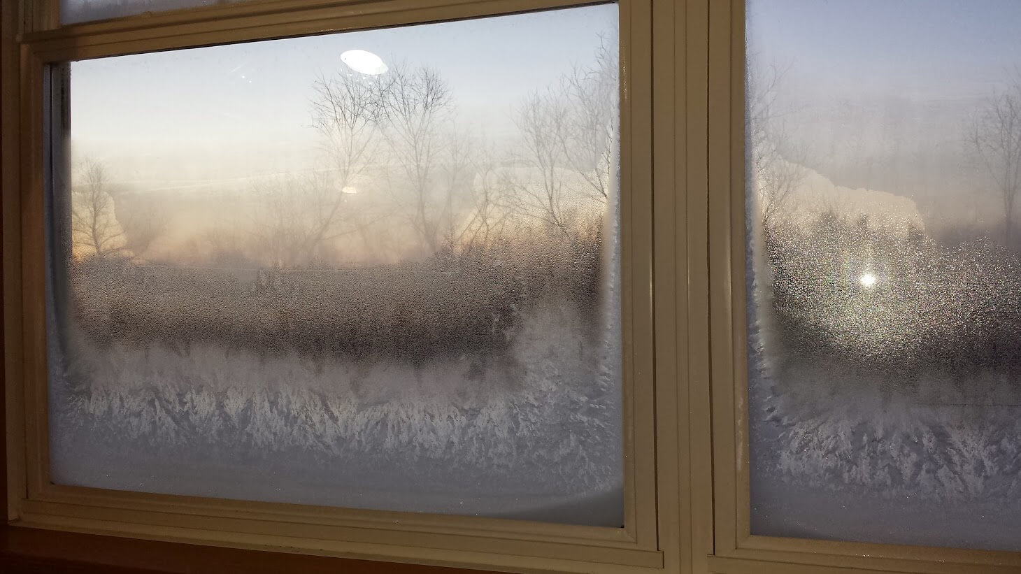 Морозное окно в доме