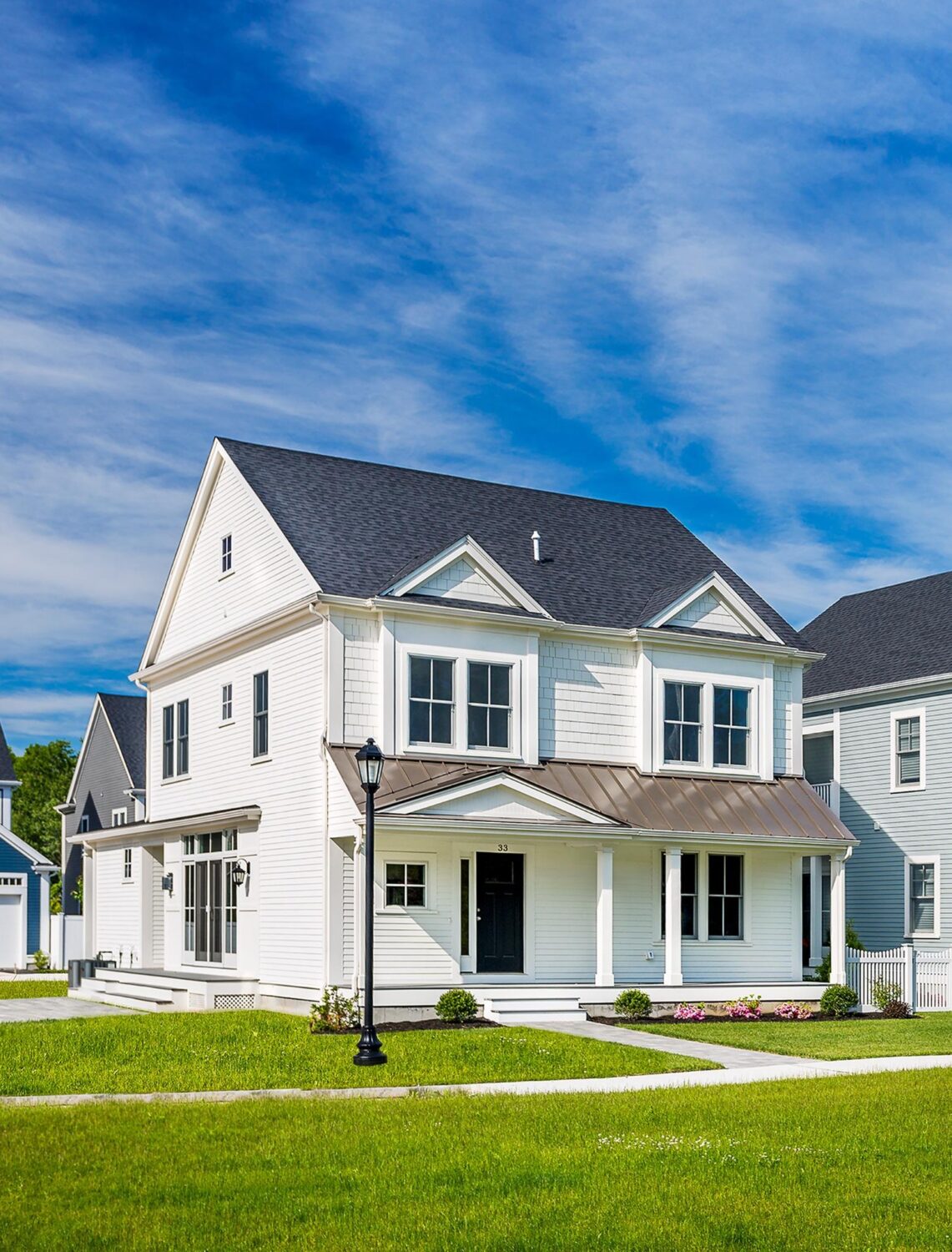 White classic vinyl siding on a colonial home in Chelmsford, MA