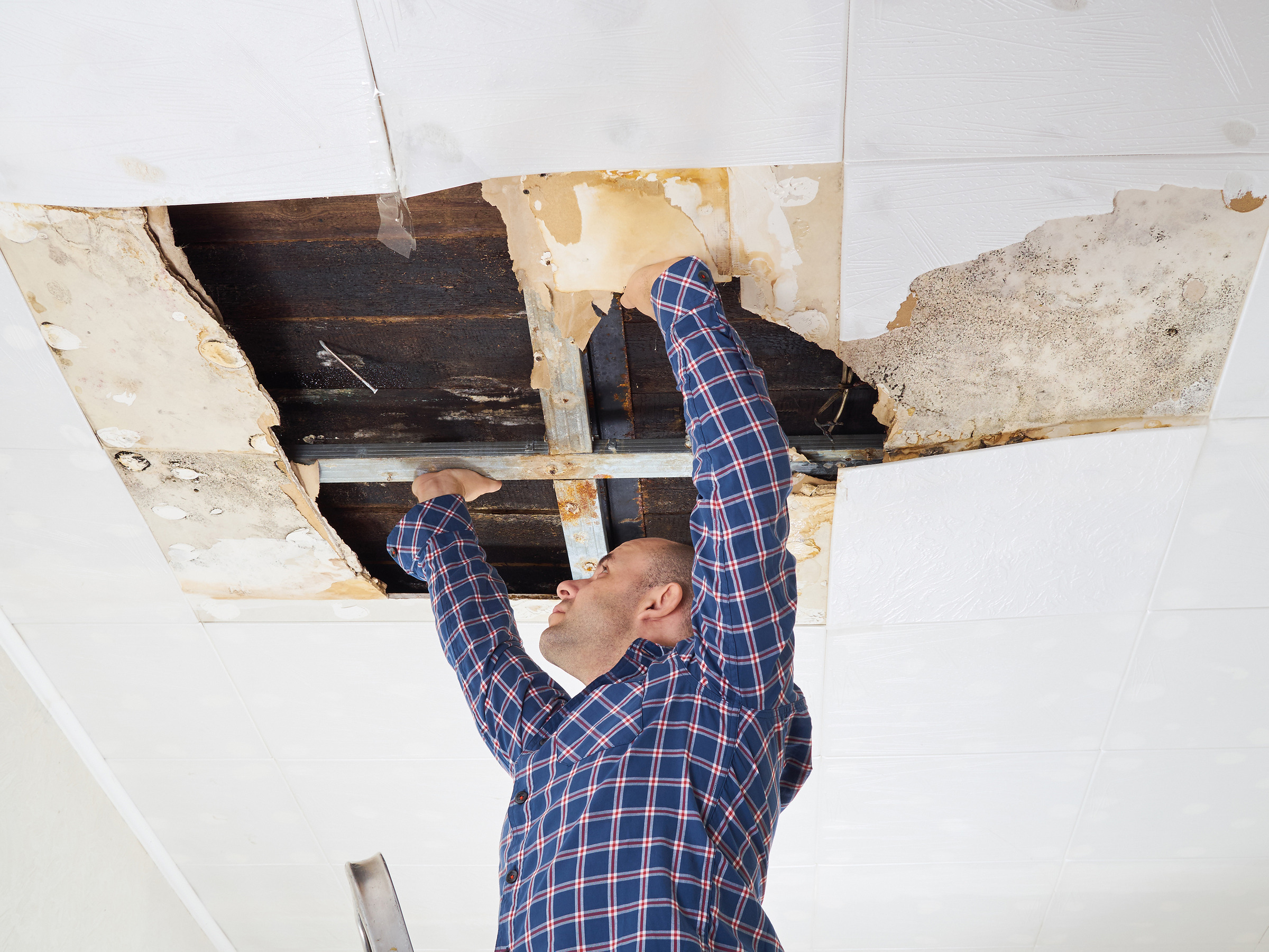 The 3 Dangers of Leaky and Outdated Roofs