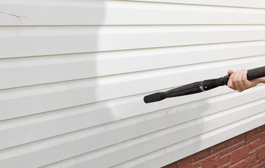 cleaning the wall (vinyl siding) high pressure cleaner