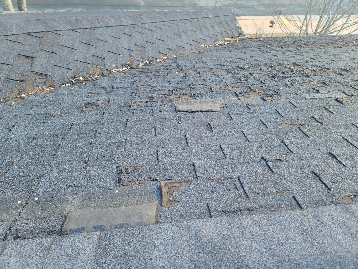roofing contractors replace missing shingles