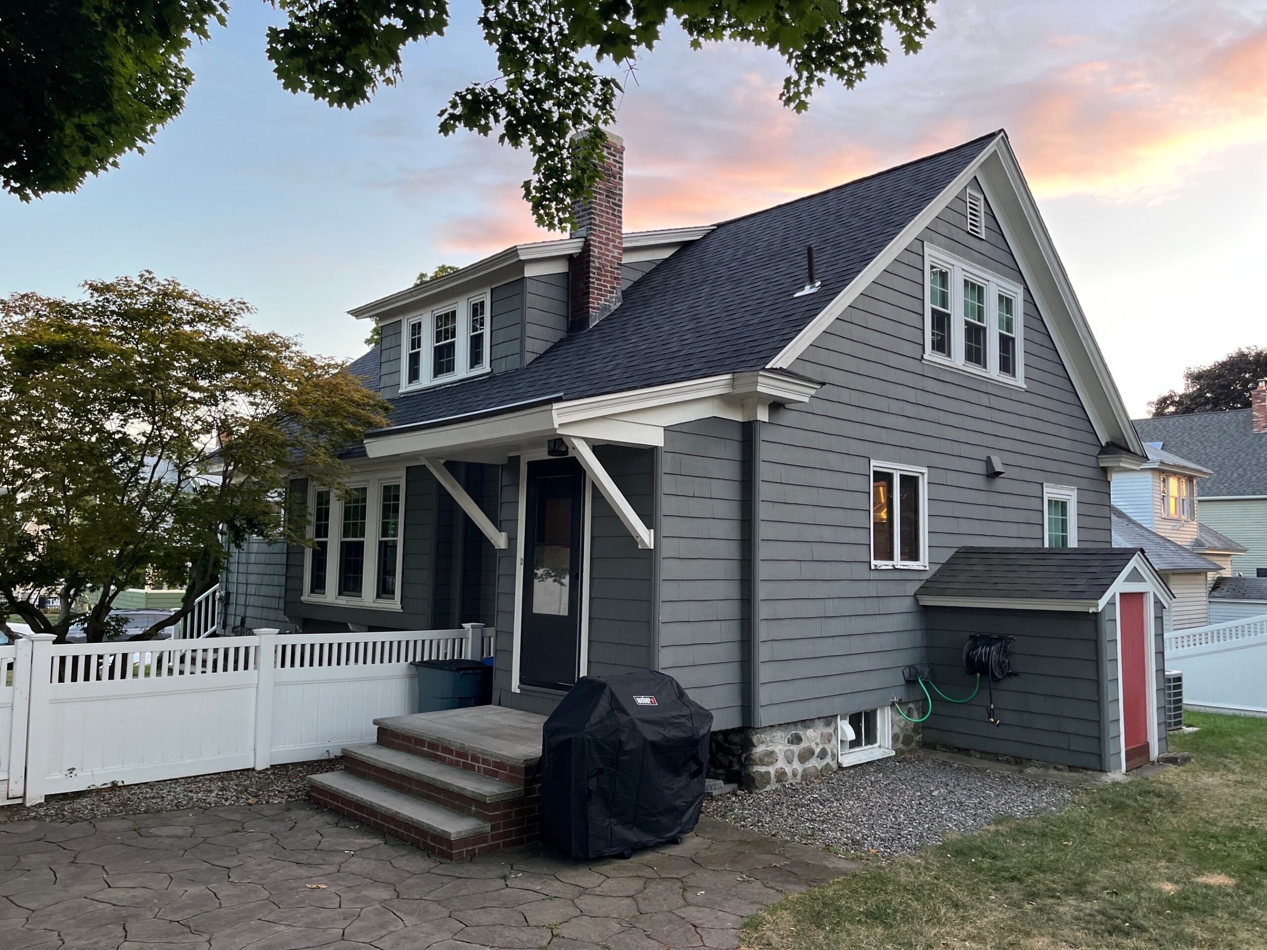 Coastal Windows & Exteriors blog post explaining the top benefits of installing siding in summer for New England homes, focusing on weather conditions, efficiency, and project timing.