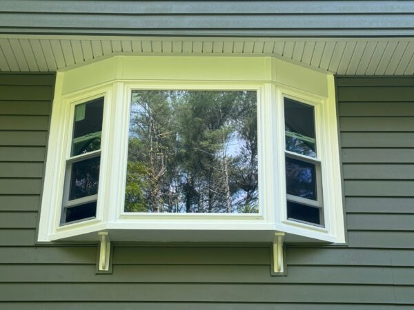 Beautiful exterior bay windows on Amherst NH home, perfect example of installing siding in the summer and replace existing windows to improve energy efficiency