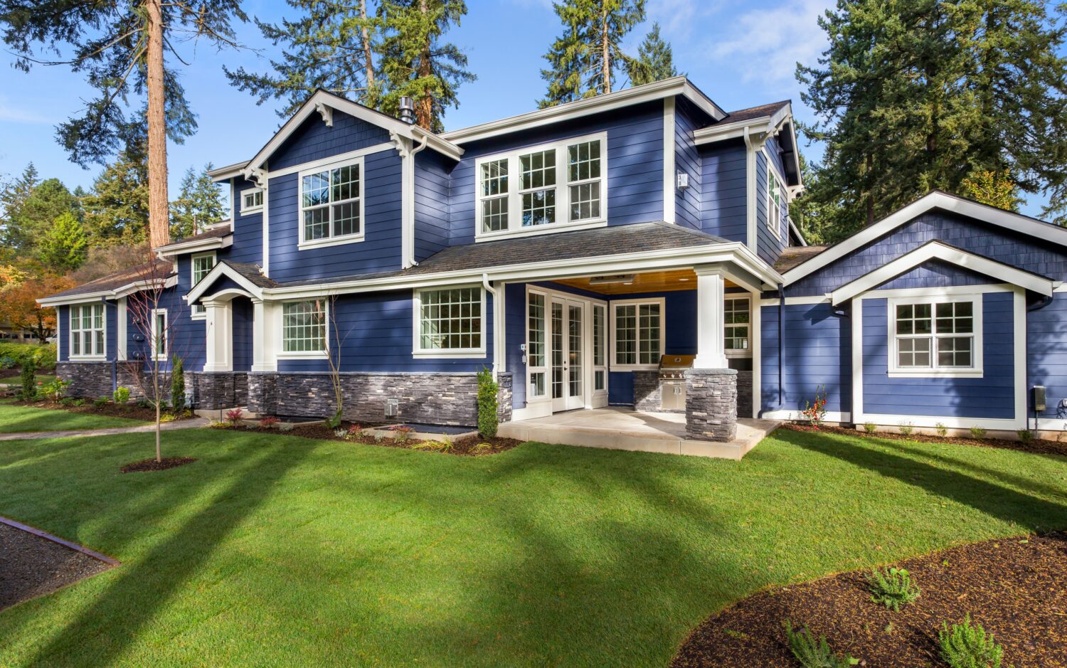 This beautiful home features premium vinyl siding that delivers bold color, low maintenance, and lasting curb appeal. Homeowners looking for a trusted vinyl siding company in Wolfeboro NH can count on Coastal Windows & Exteriors for expertly installed siding built to withstand New England weather.